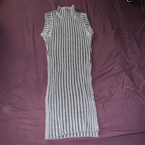 Like New! Mock neck sweater - Picture 2 of 4